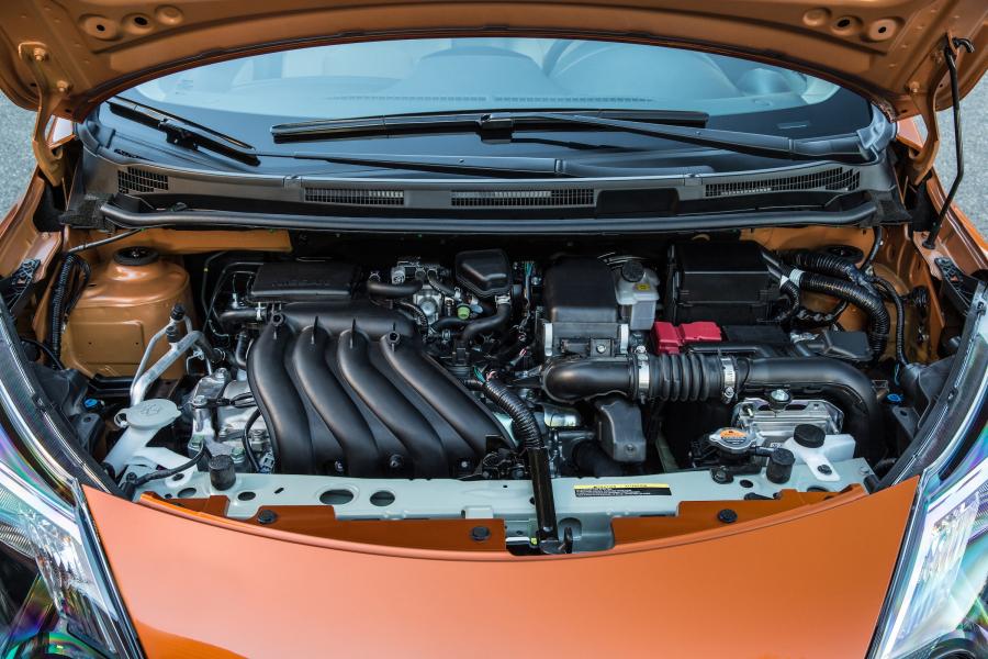 Моторный отсек Nissan Versa Note (E12) 2016 года  (фото 6 из 19)